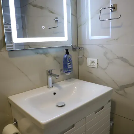 Robert Center * Berat