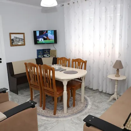 Robert Center Берат