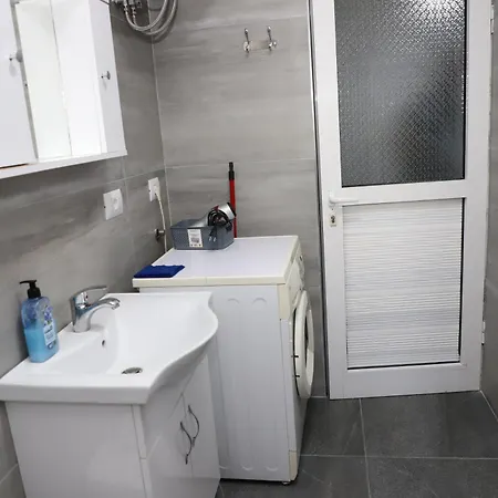 Robert Center * Berati