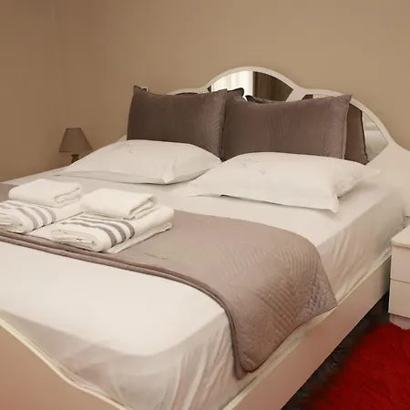 Apartment Robert Center Berat